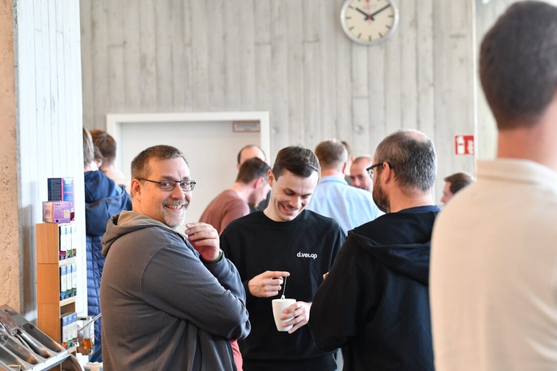 Austausch in der Kaffeepause auf der d.velop tech con 2026