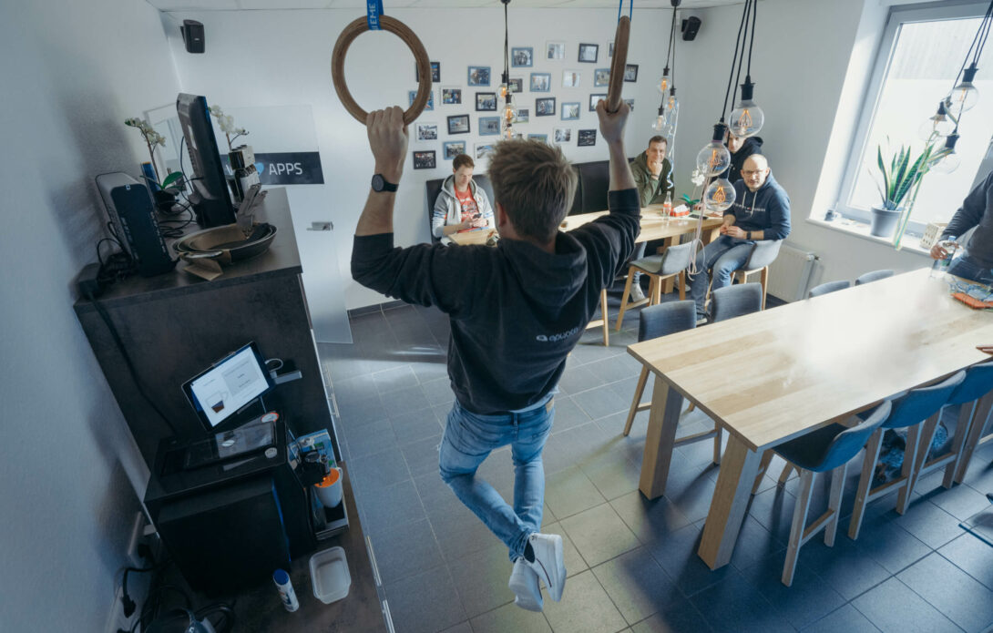 Bild zeigt Mitarbeiter an Ringen im ActiveOffice