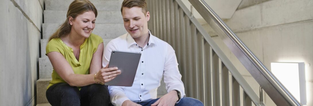 Zufriedene Mitarbeitende dank der Funktion E-Rechnungen Erstellen