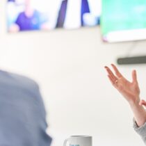 Beitragsbild Cloud CRM: zwei Menschen vorm Laptop