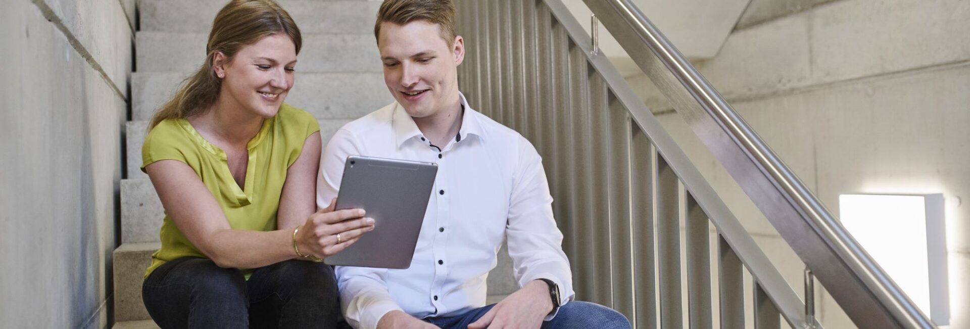 Zwei Personen unterschreiben Ausbildungszeugnis digital