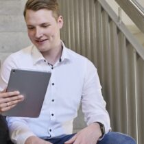 Zwei Personen unterschreiben Ausbildungszeugnis digital