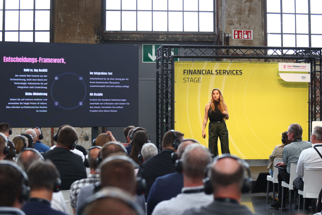 Bild zeigt Barbara Lampl auf der d.velop financial services stage