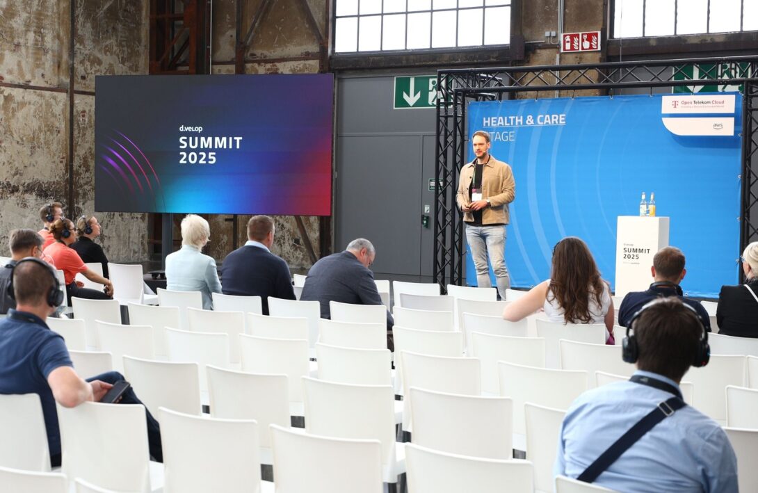 Bild zeigt Dr. Tobias Krick auf der Health & Care Stage auf dem d.velop summit 2026