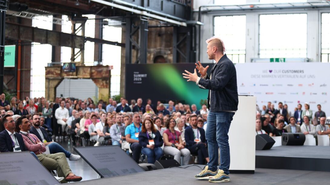 BIld zeigt Sascha Lobo auf dem d.velop summit 2025
