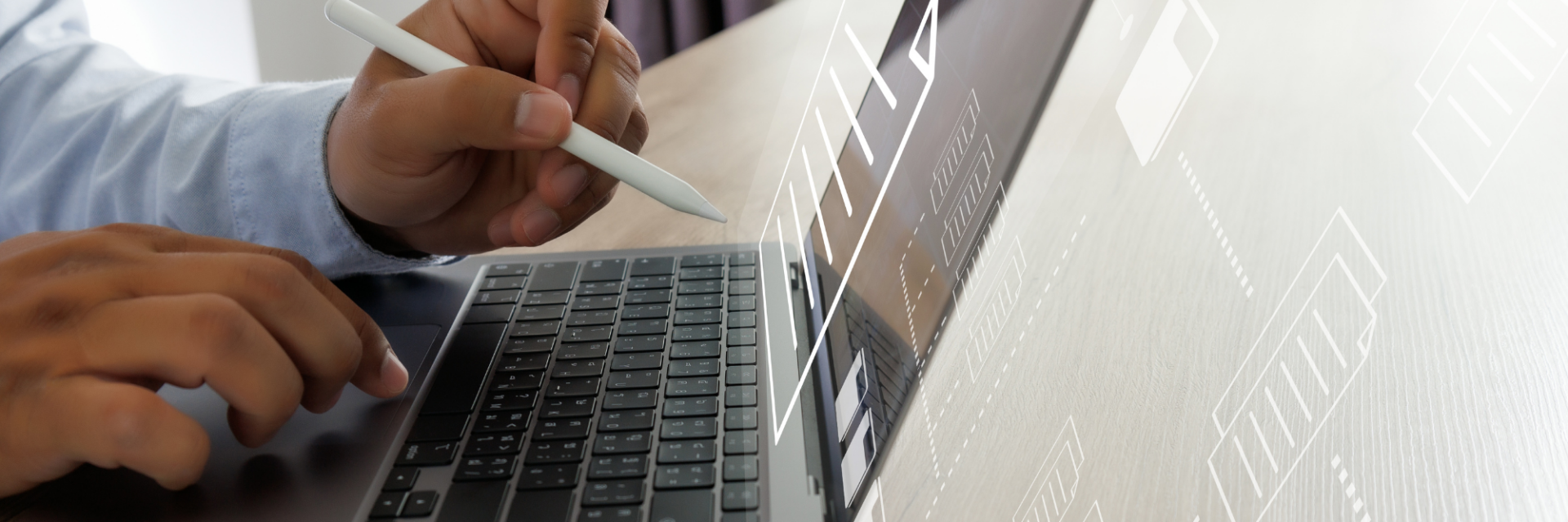 Nahaufnahme einer Person, die einen digitalen Arbeitsvertrag am Laptop mit einem Stylus unterzeichnet – Symbol für die elektronische Signatur im öffentlichen Dienst nach TVöD