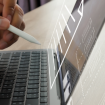 Nahaufnahme einer Person, die einen digitalen Arbeitsvertrag am Laptop mit einem Stylus unterzeichnet – Symbol für die elektronische Signatur im öffentlichen Dienst nach TVöD