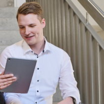 Zwei Mitarbeitende diskutieren eine digitale Signaturlösung auf einem Tablet – Symbol für moderne, rechtssichere digitale Signatur aus Deutschland.