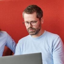 Zwei Mitarbeiter in einer Gesprächssituation im Onboarding-Prozess
