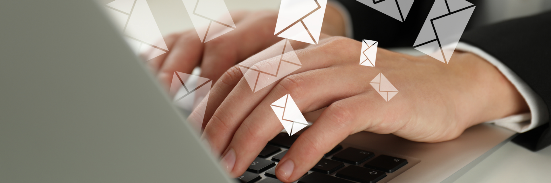 Das Beitragsbild zeigt eine Person beim Tippen auf einem Laptop, umgeben von stilisierten Briefumschlägen. Es symbolisiert den digitalen Versand wichtiger Dokumente und die sichere, nachvollziehbare sowie rechtskonforme Kommunikation mit dem eIDAS Brief. Die Darstellung steht für moderne digitale Zustellprozesse, qualifizierte elektronische Zustelldienste und eine effiziente Alternative zur klassischen Briefpost.